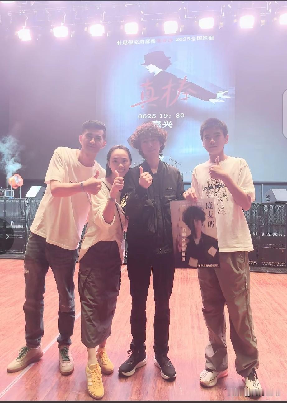 国际巨星庞麦郎，基本上都是80后比较熟悉他，可不少00后粉丝也很喜欢他，说起来这