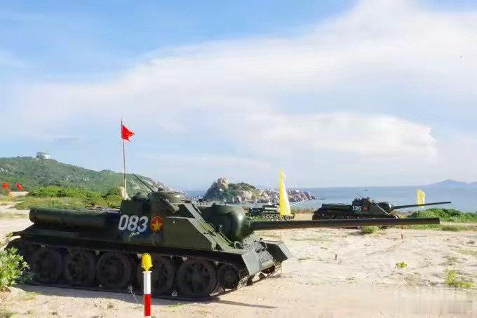 越南人民军海岸火力演习，SU-100坦克歼击车勇猛出击。SU-100坦克歼击车，1944年苏联定型，