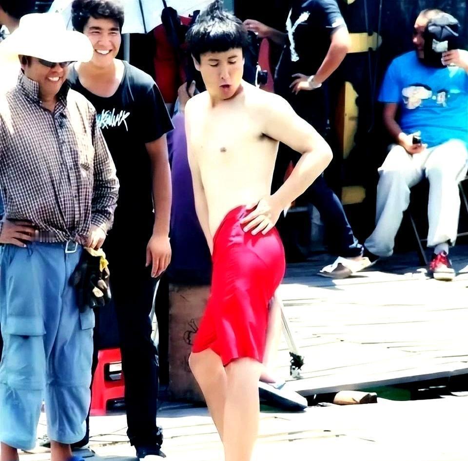 2004年，一个26岁的男人在后台勒紧绷带假装腹肌，踩着高跟鞋摇摇晃晃。他叫沈