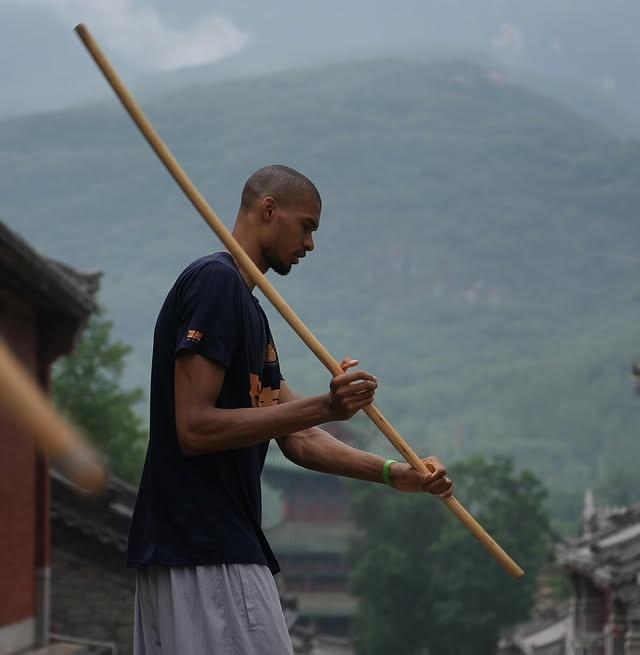 神秘的东方力量加持，雷霆本赛季输掉的2场比赛全都和中国有关！今天输给马刺后，