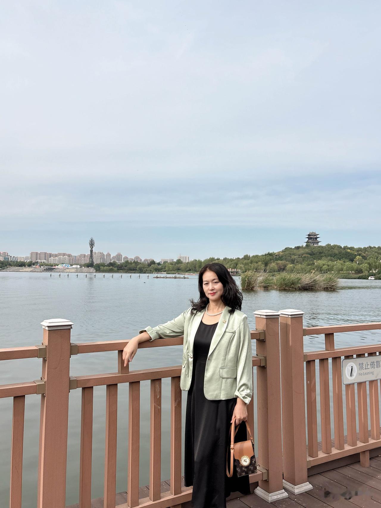 我今年53岁，我从42岁就躺平了，已经十几年没有去工作了，我家不是大款，就是早些