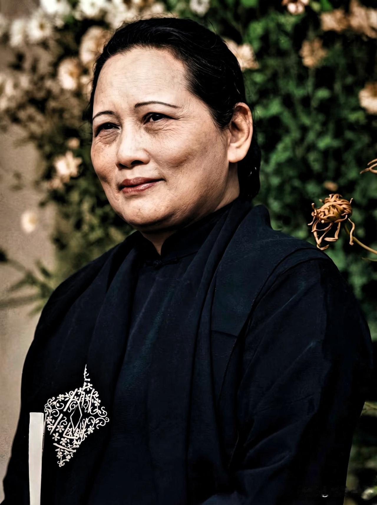 一个性学专家说："但凡有点姿色的已婚女人，自己愿意的话，都不止一个男人。"这