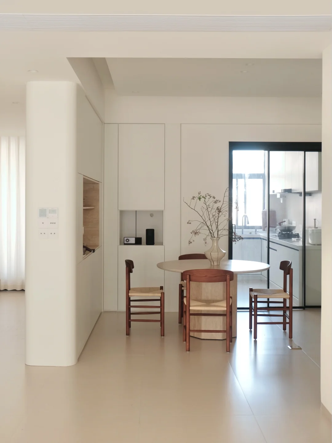 不愧是我等了2个多月的餐边柜 插座隐藏设计