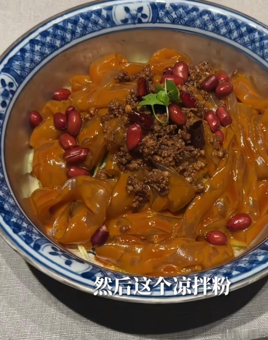 伊能静这么吃都不胖！这锅包肉，洗澡更特别！每次回到沈阳婆婆家，伊能静跟秦昊都要“胡吃海塞”，这个假期