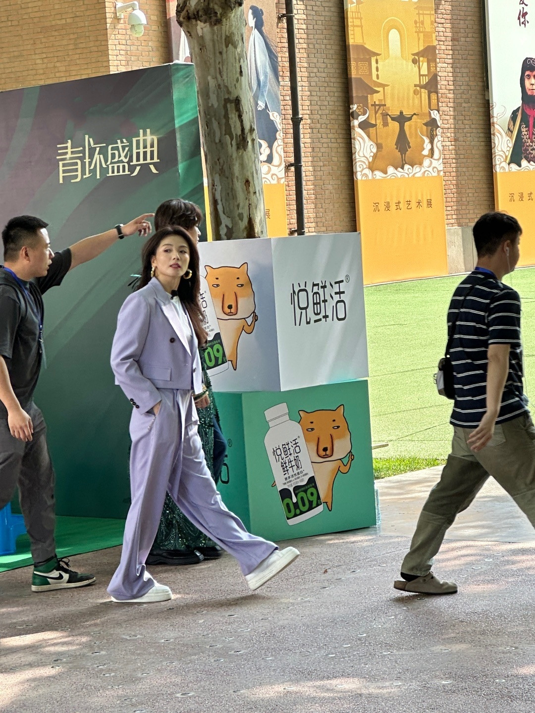 我的天啊！我在厦门碰到了谁啊？这不是大明星刘涛吗，太美了，很难相信她都47岁了