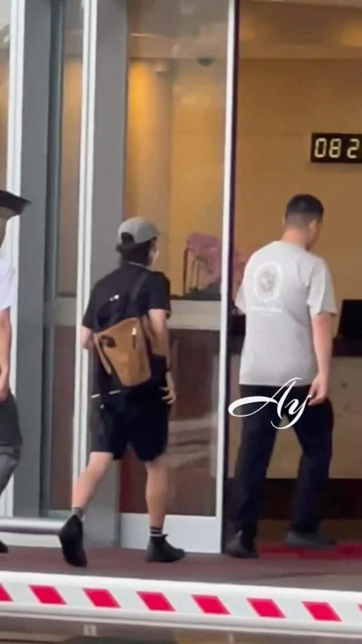 新鲜的博博出发🛫上海，又美又白又漂亮的腿，小腿线条太美了王一博cr:见水印