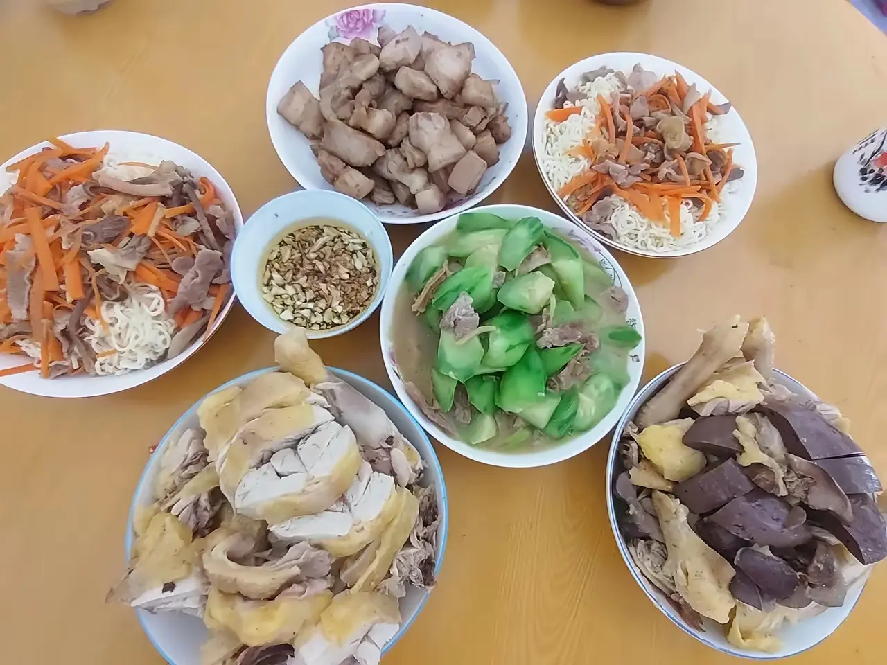 自己做的饭菜特香，可惜没人一起吃