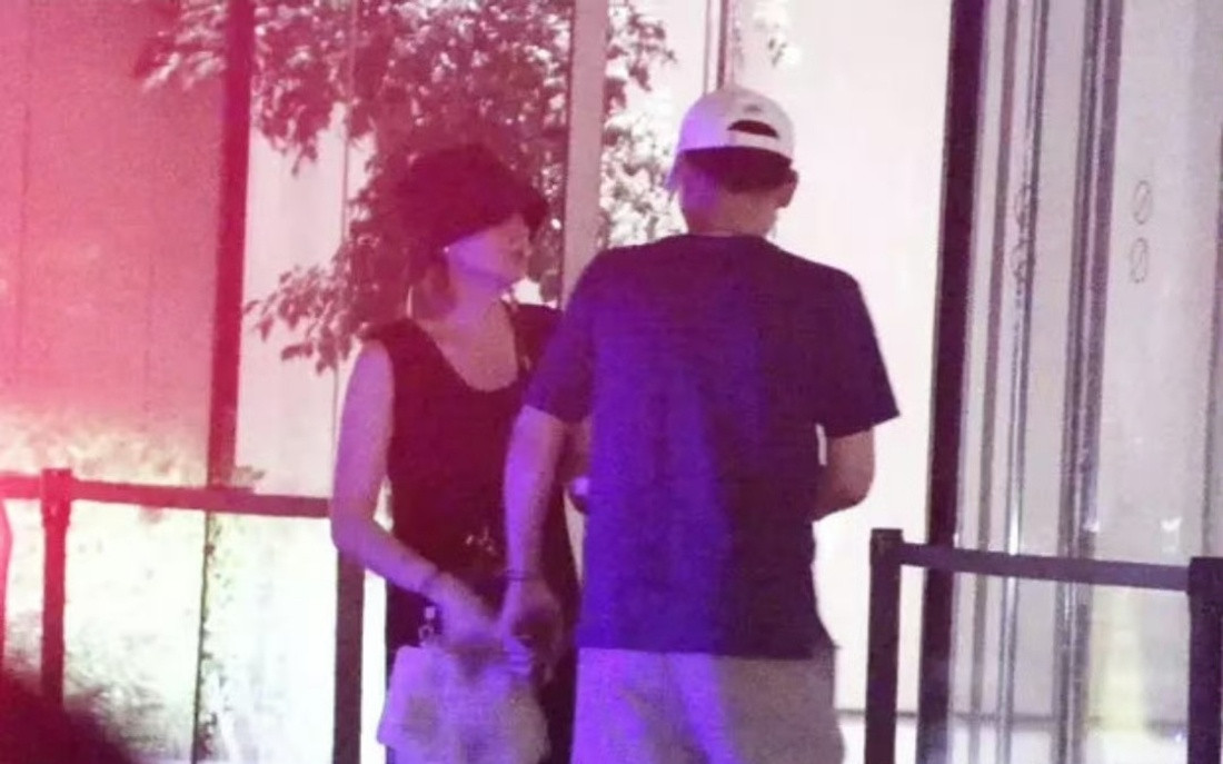 李乃文和老婆牵手外出，乃叔一看就是那种很有情调会生活的人，肯定蛮浪漫的​​​