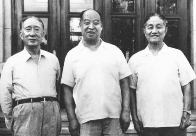 山西出了很多大干部，这三位都是山西人，他们都是山西的骄傲。左边是薄一波，八大元老