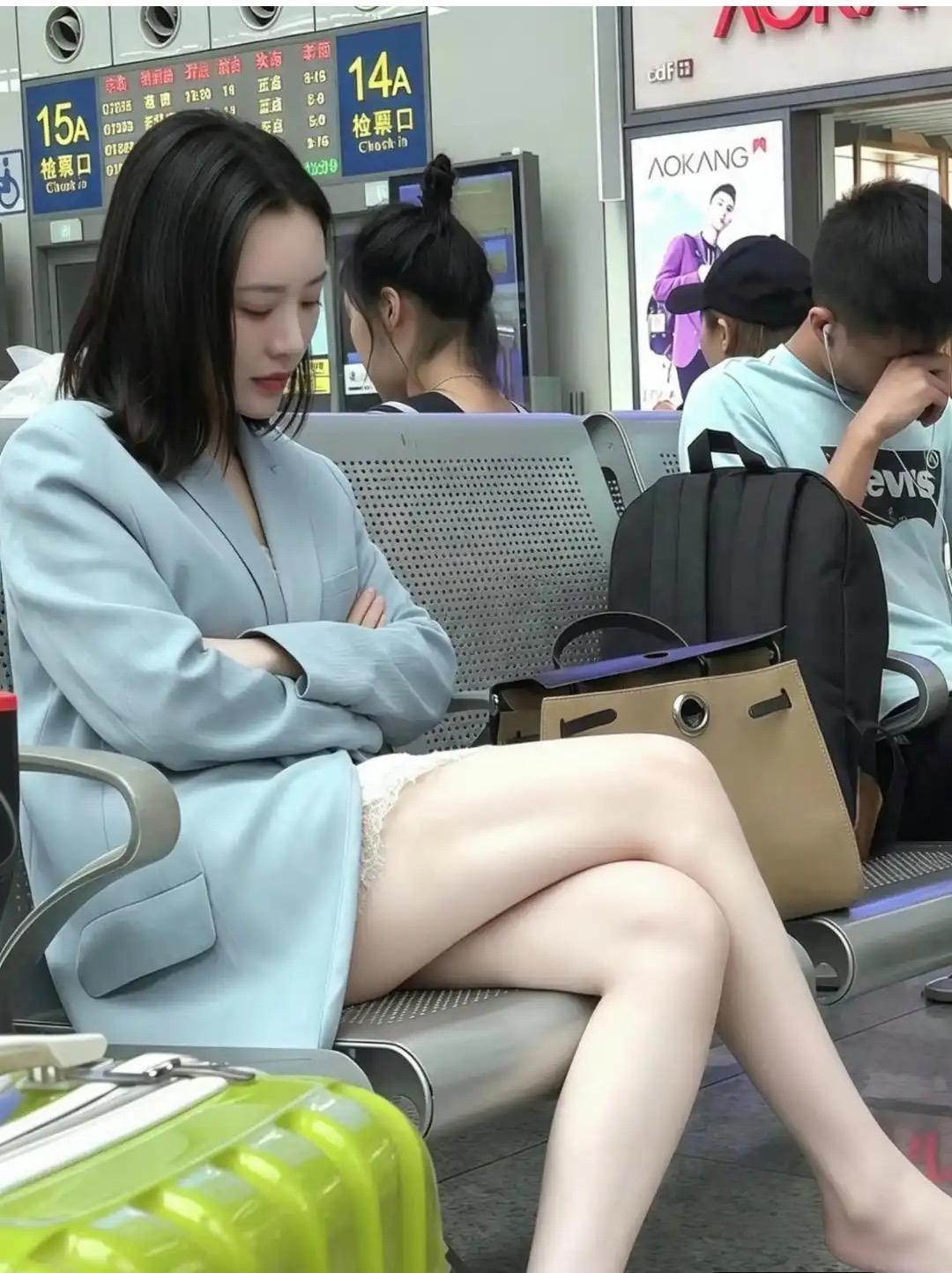 候车室看到一个大美女，长得也太漂亮了吧，特别是这皮肤真的是太白了吧。肤白貌美的也