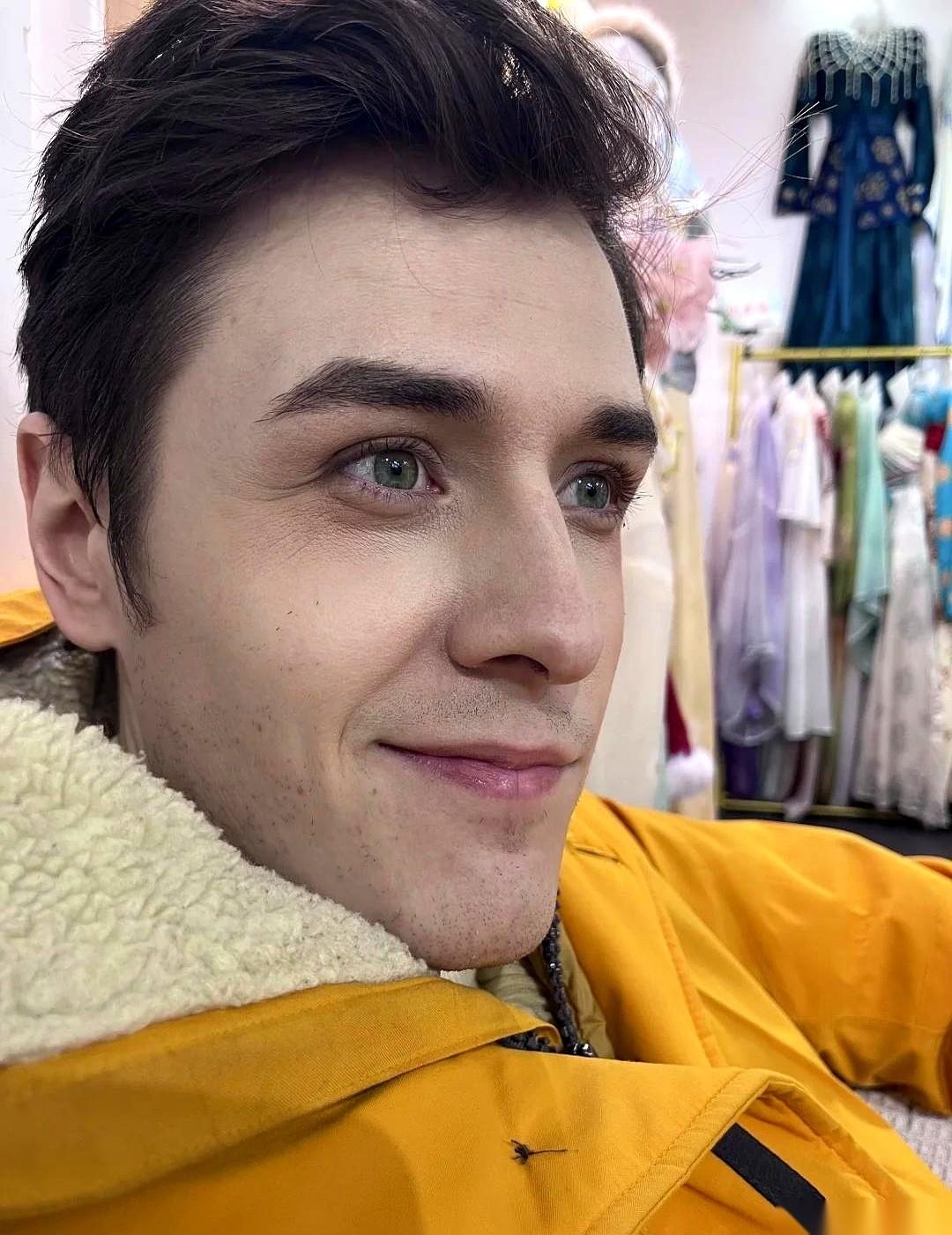 我一法国人，跑到上海来。有人告诉我，我们总统马克龙，在这边巨受欢迎。我？？？