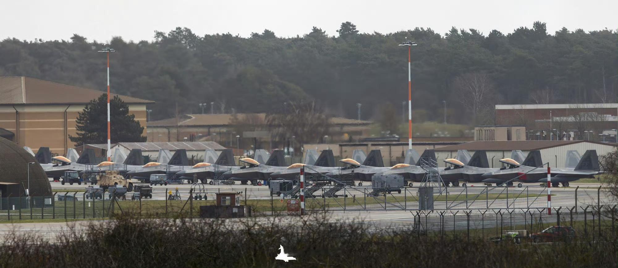 看了下美军在伊朗附近的兵力部署，主要是在约旦的约30架F-35，约36架F-16