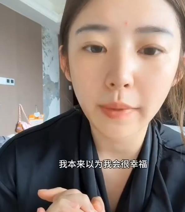黄一鸣说自己在家里没有尊严“捞女”黄一鸣直播称自己在家里没有尊严。搬到新家一个