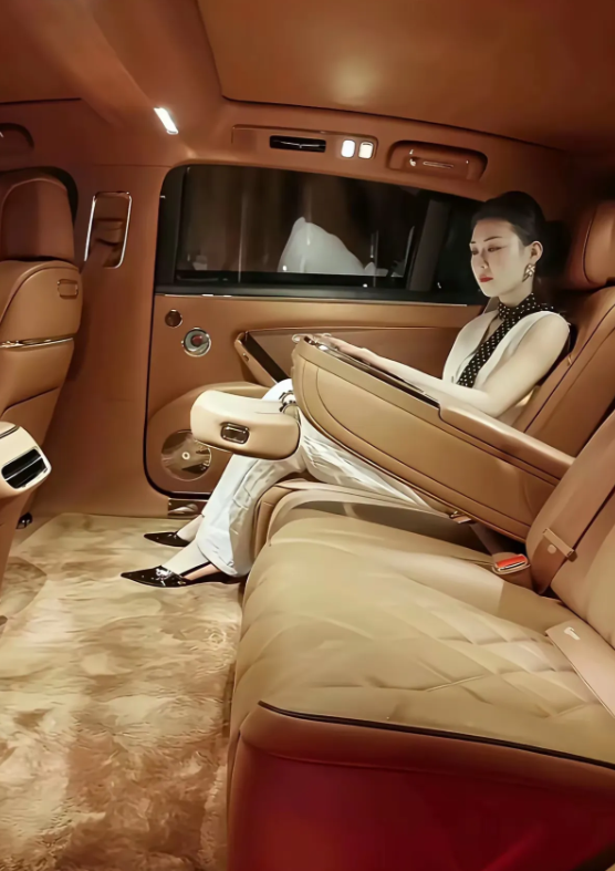 这什么车，后排这么豪横。