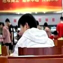 6月16日，孙颖莎正式恢复训练，中午与教练邱贻可一同现身体总食堂。延续一贯的