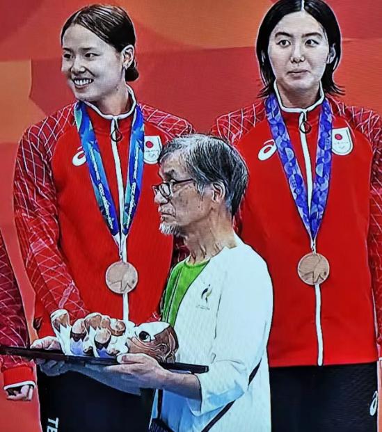 2026名古屋亚运会颁奖仪式上出现了一批银发志愿者，不少外国观众看了觉得意外。巧