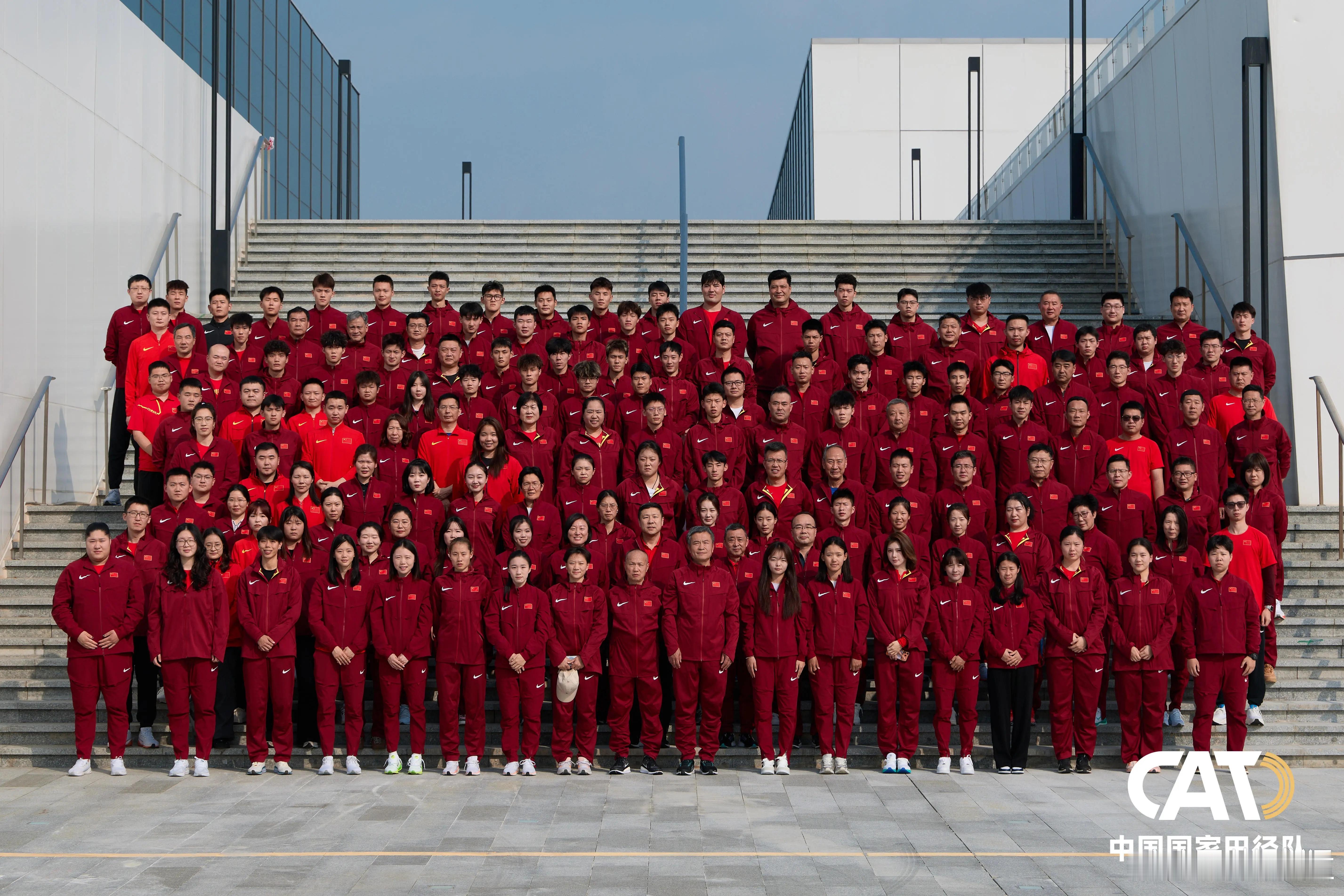 看了看在南宁参加冬训动员会的中国国家田径队集体大照。陈妤颉的右侧是刘国怡，潘越和