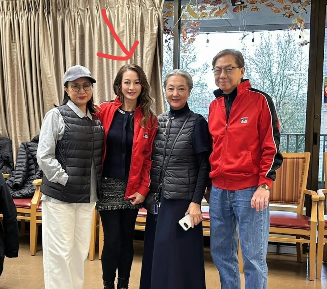 56岁港姐林颖娴在加拿大温哥华和77岁恬妞合影，恬妞已是满头银发，但是却红光满面