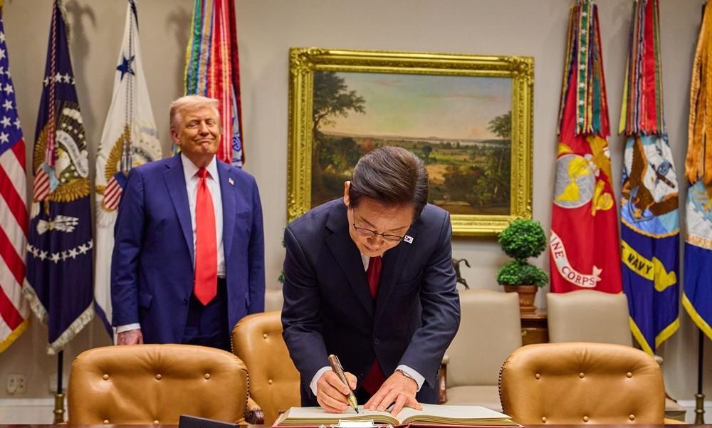 李在明访美后回国，中俄大使当天联合发文，提醒韩国认清方向？当地时间28日凌晨，