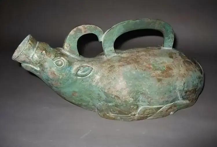 夜壶口小到离谱，古代女性究竟如何使用？难道不怕侧漏尴尬？其实，古人早已设计出专属