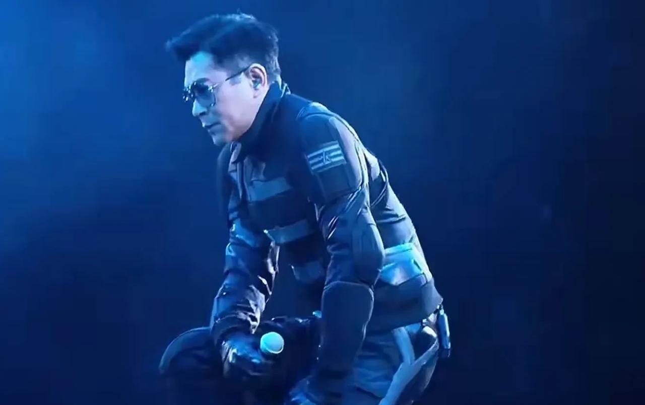 古天乐，现身林峰演唱会不仅演唱了电视剧寻秦记的主题曲，衣服更是影版寻秦记之中的