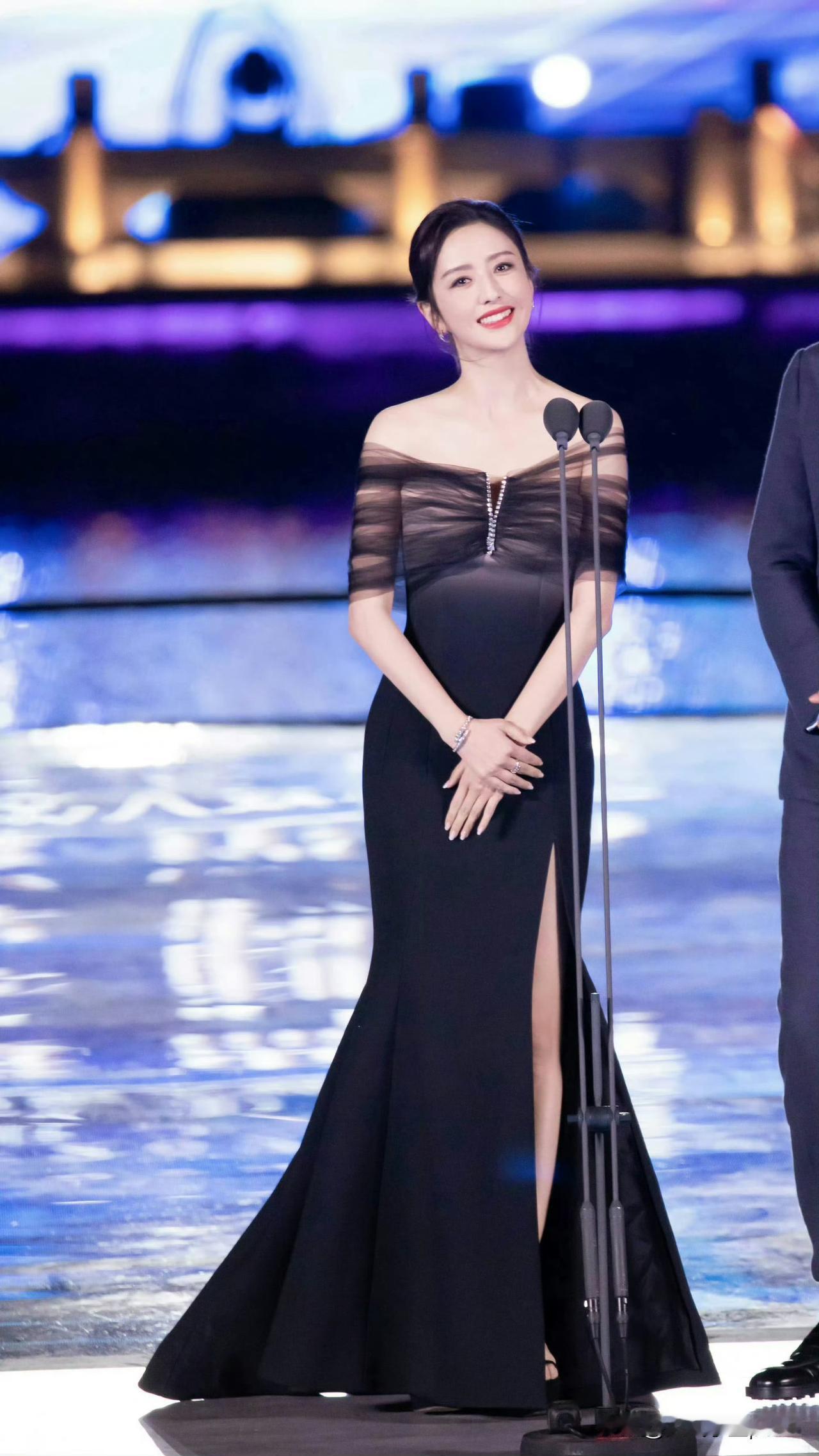 丫丫这套黑色礼服真的太美啦！高开叉设计完美展现大长腿，身材比例简直无敌。最妙