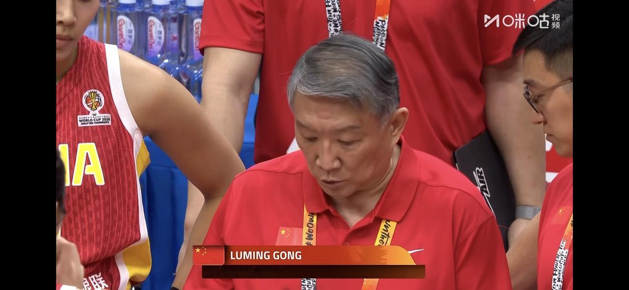 中国女篮大比分落后比利时女篮中国女篮第一节开局，就是上了双塔，但是没有起到任