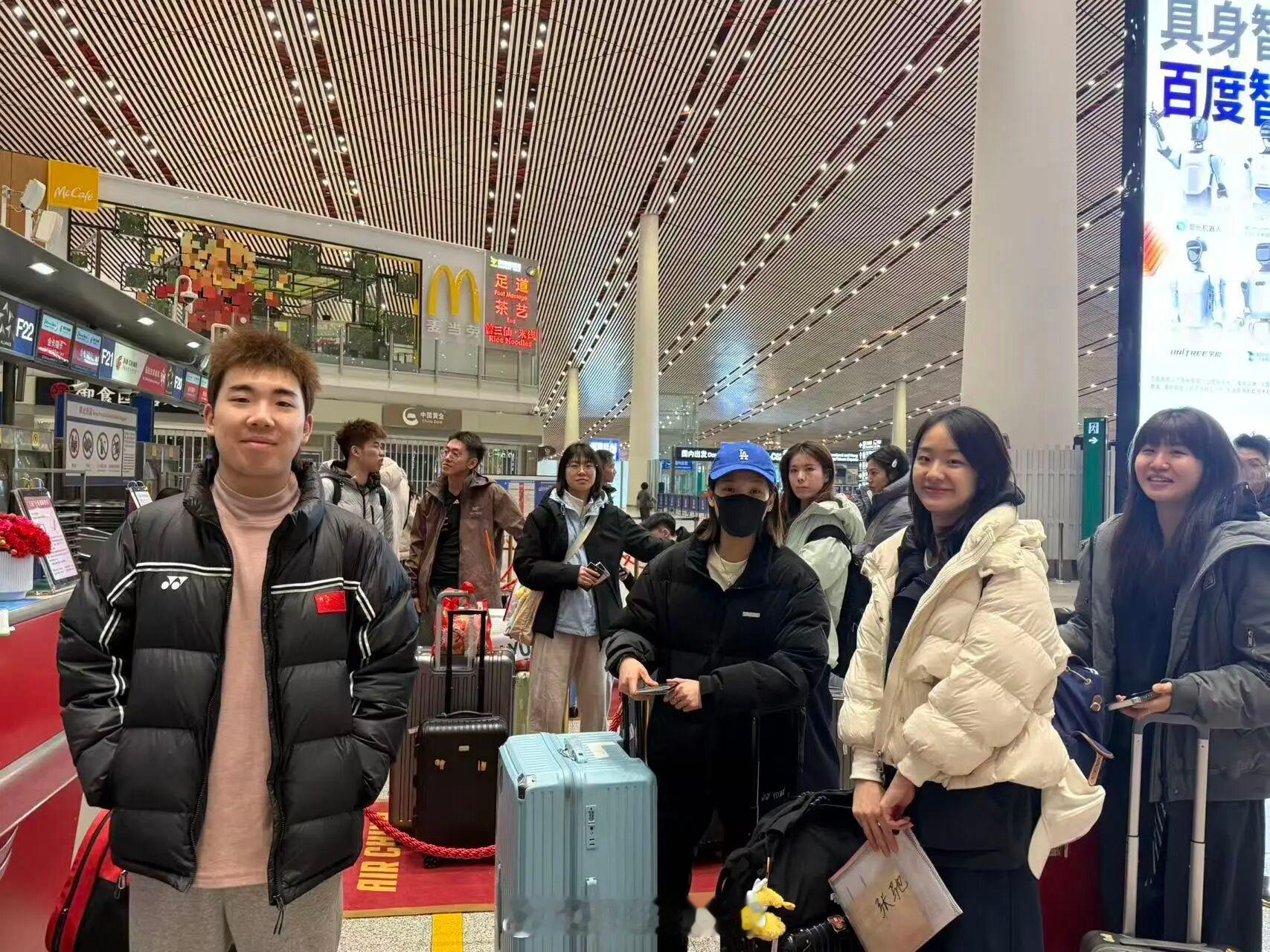 国羽今日凌晨启程参加2026年德国羽毛球公开赛图片来源:中国羽协