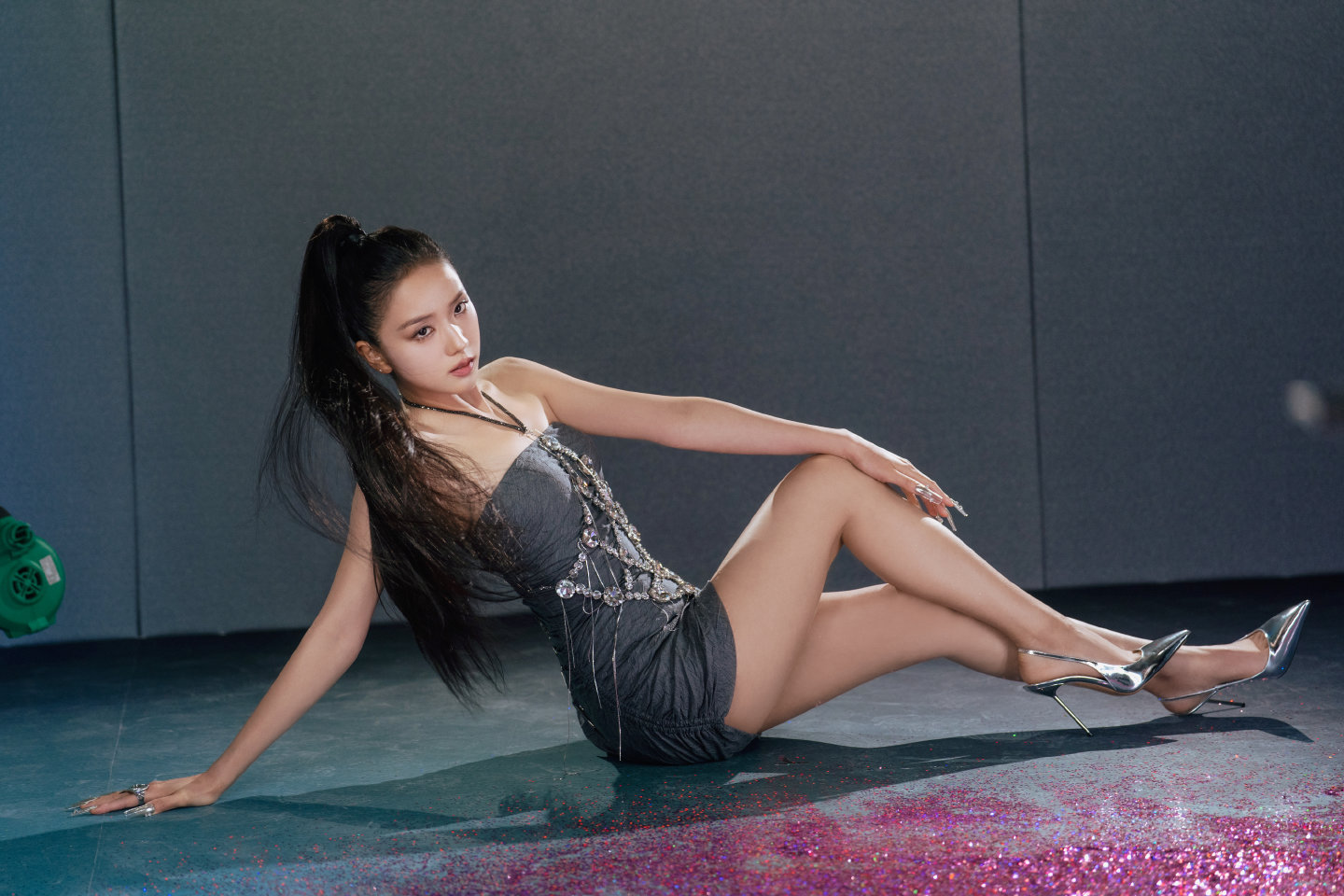 秀秀姐这双尖头细跟高跟鞋好美，但只能在拍摄物料中看到💧