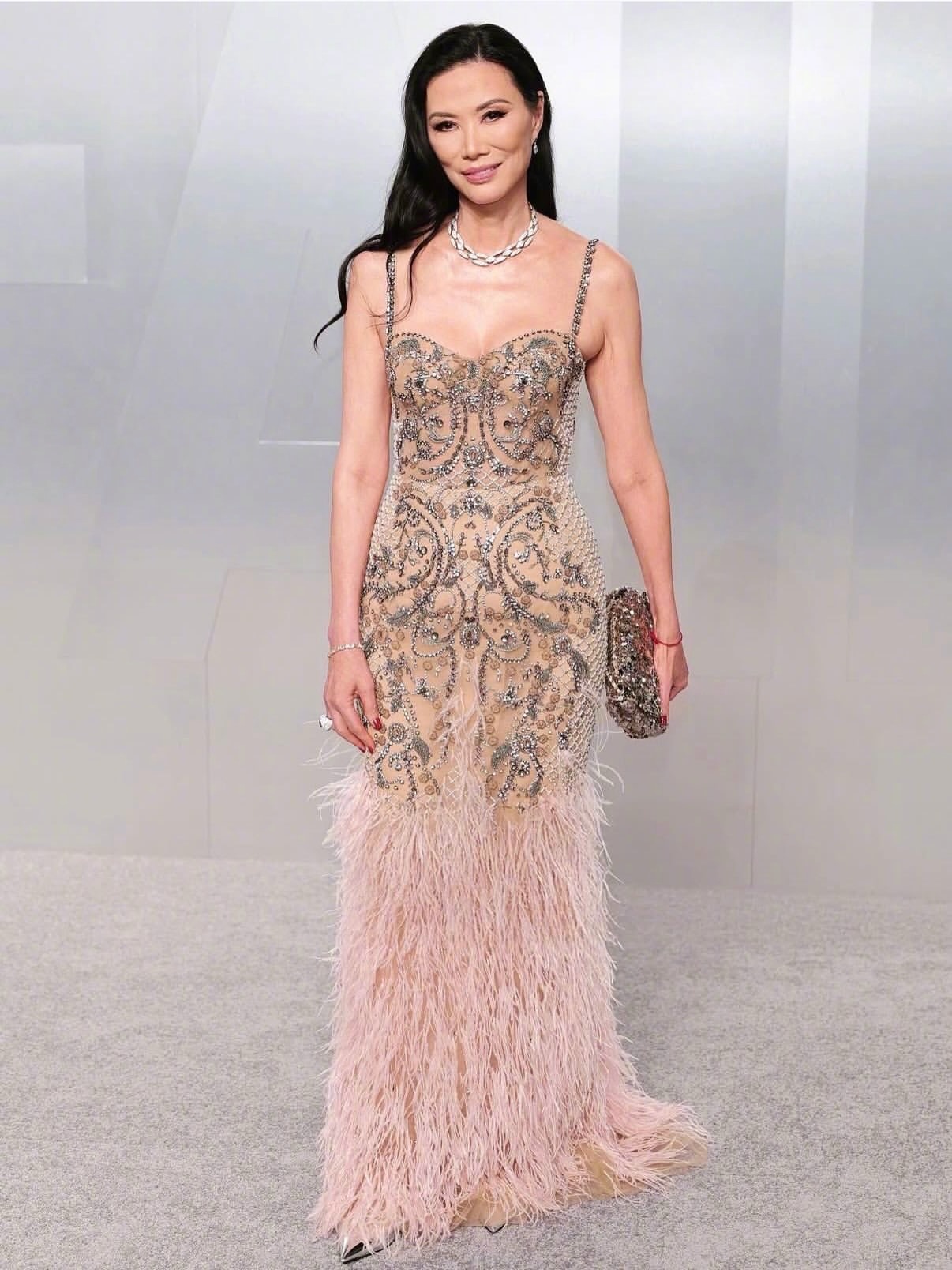 邓文迪居然也去名利场的奥斯卡派对了，还带着大女儿。身穿的是Marchesa礼服，