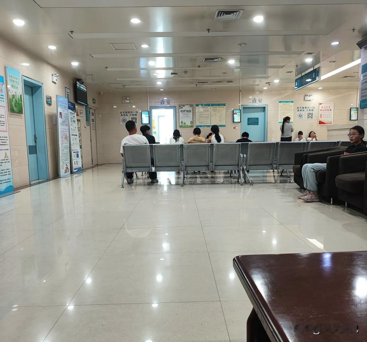 当妈妈带抑郁症女儿走进精神科这个没有办法，我就亲眼去过精神病院，亲眼看到一个十岁