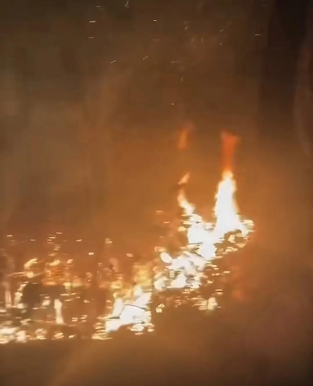 柬埔寨军队士兵昨天在柬泰边境点火，企图利用风向将火势引向泰国一侧，烧退泰军。然