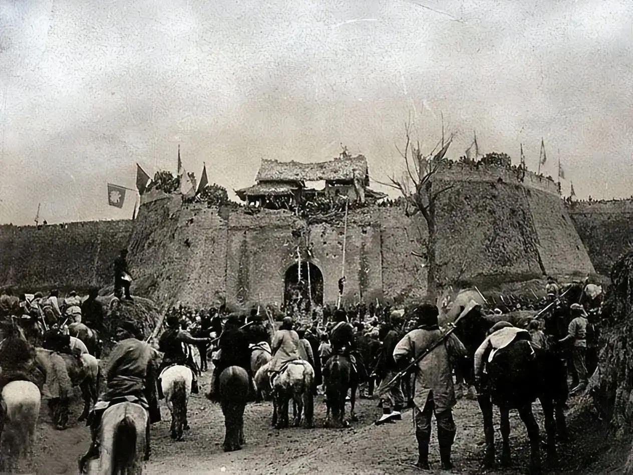 1862年春天，陕西华州的一个小村庄里，两个回民砍了汉人地主几根竹子，双方为价格