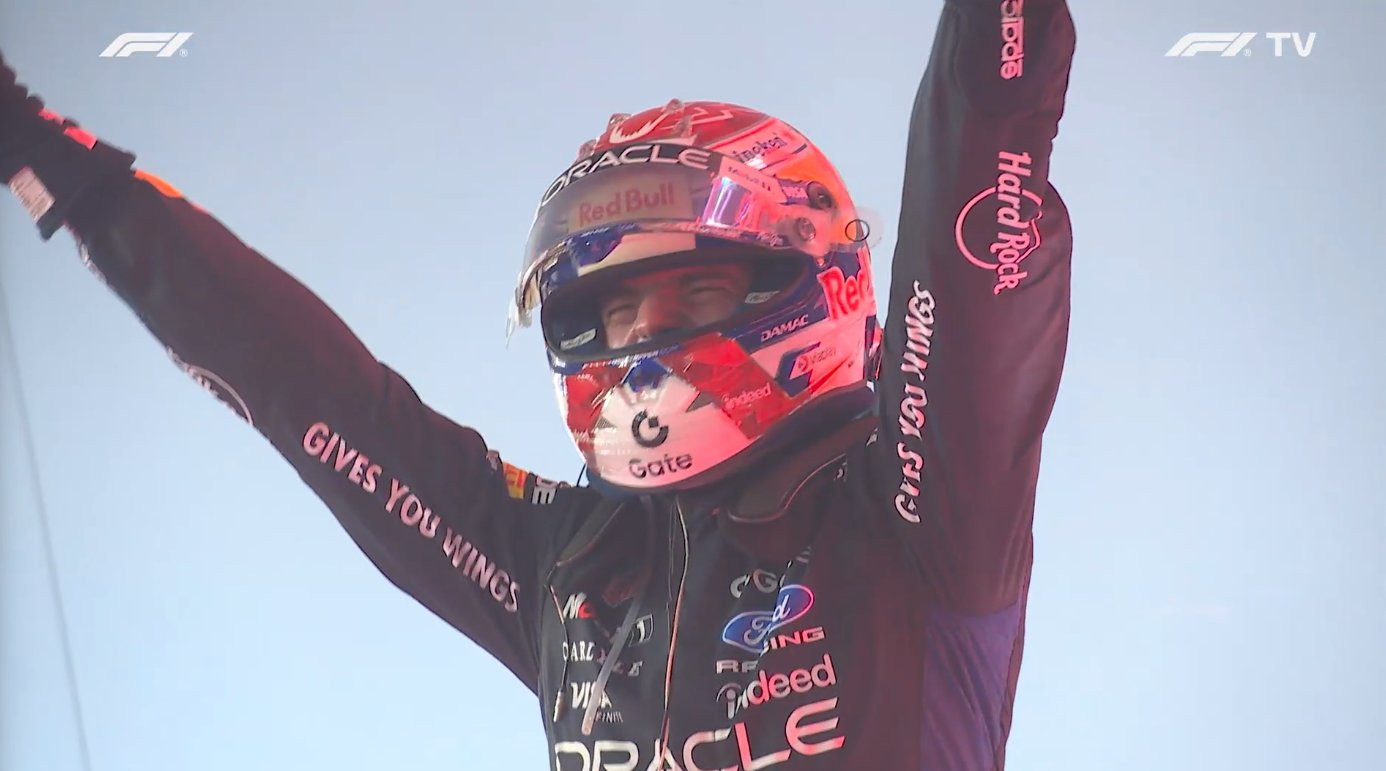 F1终于，新加坡也拿下了！🏆维斯塔潘今晚首次赢得新加坡大奖赛，把这座迟迟没能