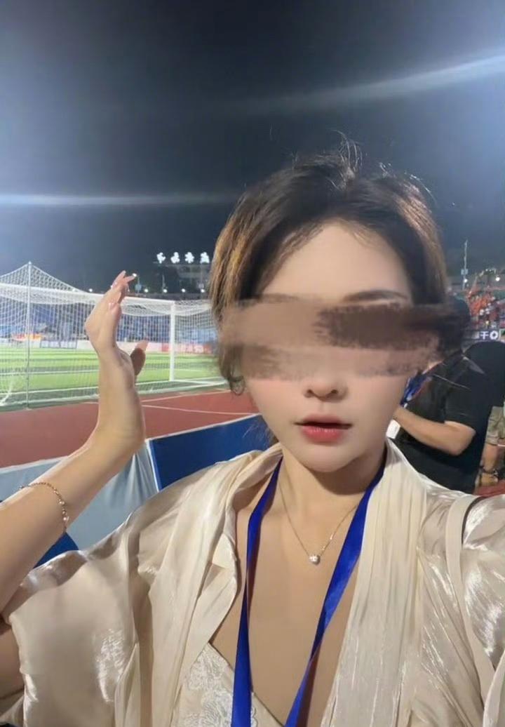 10月16日，湖南永州一名女主播遭遇“炸弹包裹”袭击的消息引发网络广泛关注。据当
