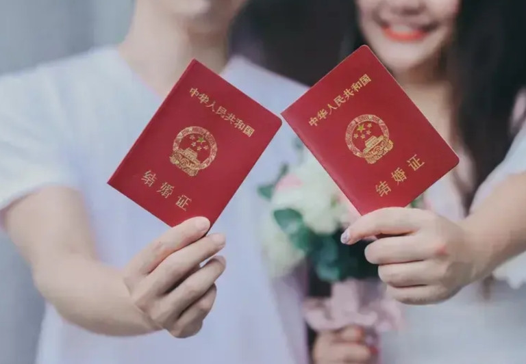 婚内强奸这事儿，争议可太大了。理论上，是夫妻关系存续期，丈夫违背妻子意志强行发生