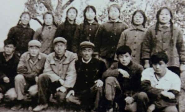 1969年，天津知青赵海河偷摘了3个鸭梨，知青们吃了，都说好吃，让赵海河再去摘。