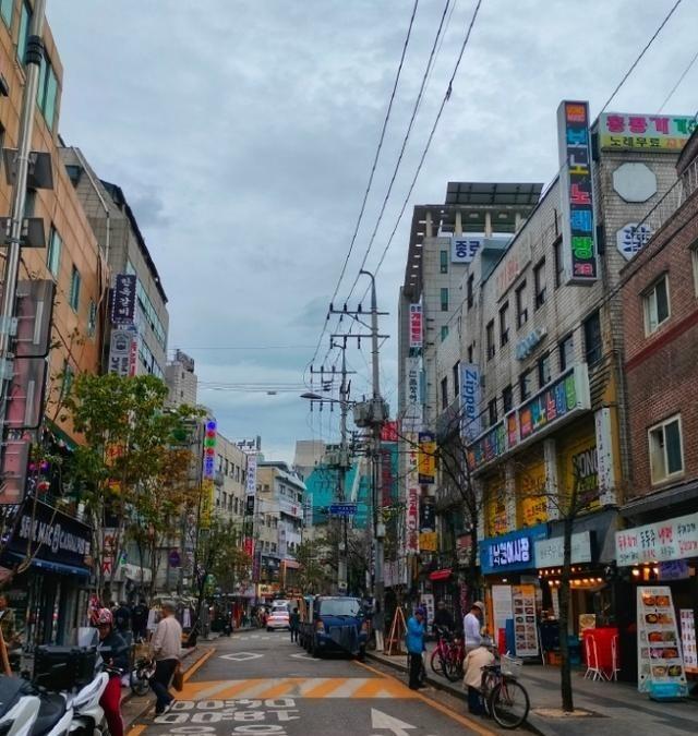 一位美国华人说出了自己的看法：“中国人不要自以为是，如今就连韩国人都开始反华了”