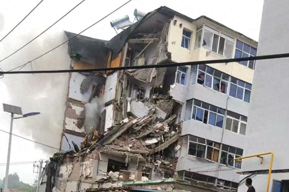 辽宁葫芦岛一居民楼清晨爆炸，现场已展开搜救一声巨响，把周末清晨炸醒了。6月2