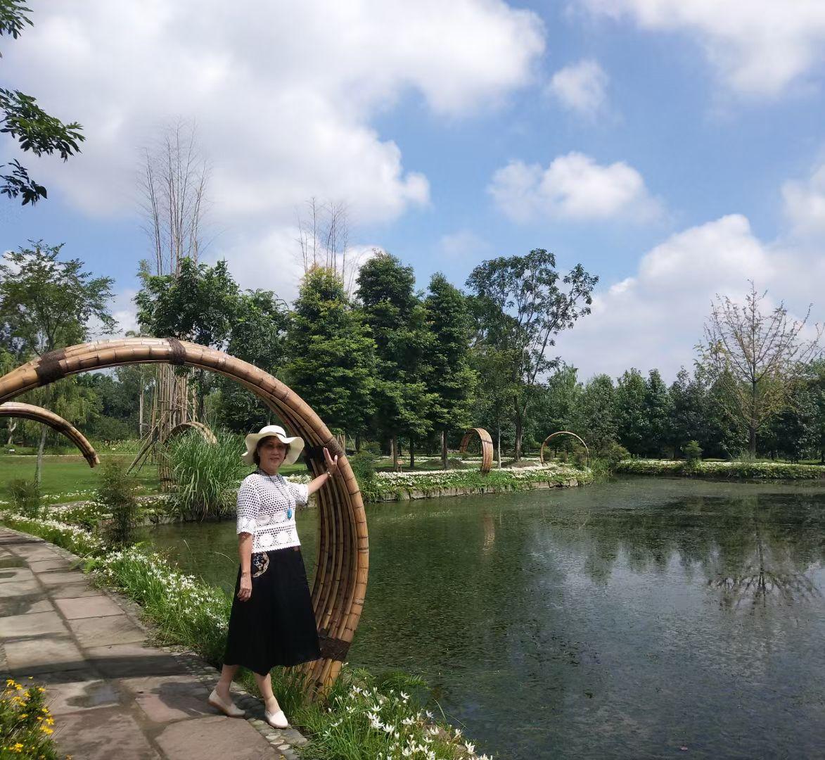 女人衣服太多，反复穿淘汰旧衣服，扔了不可惜现在人们物质生活条件好，女人都爱美