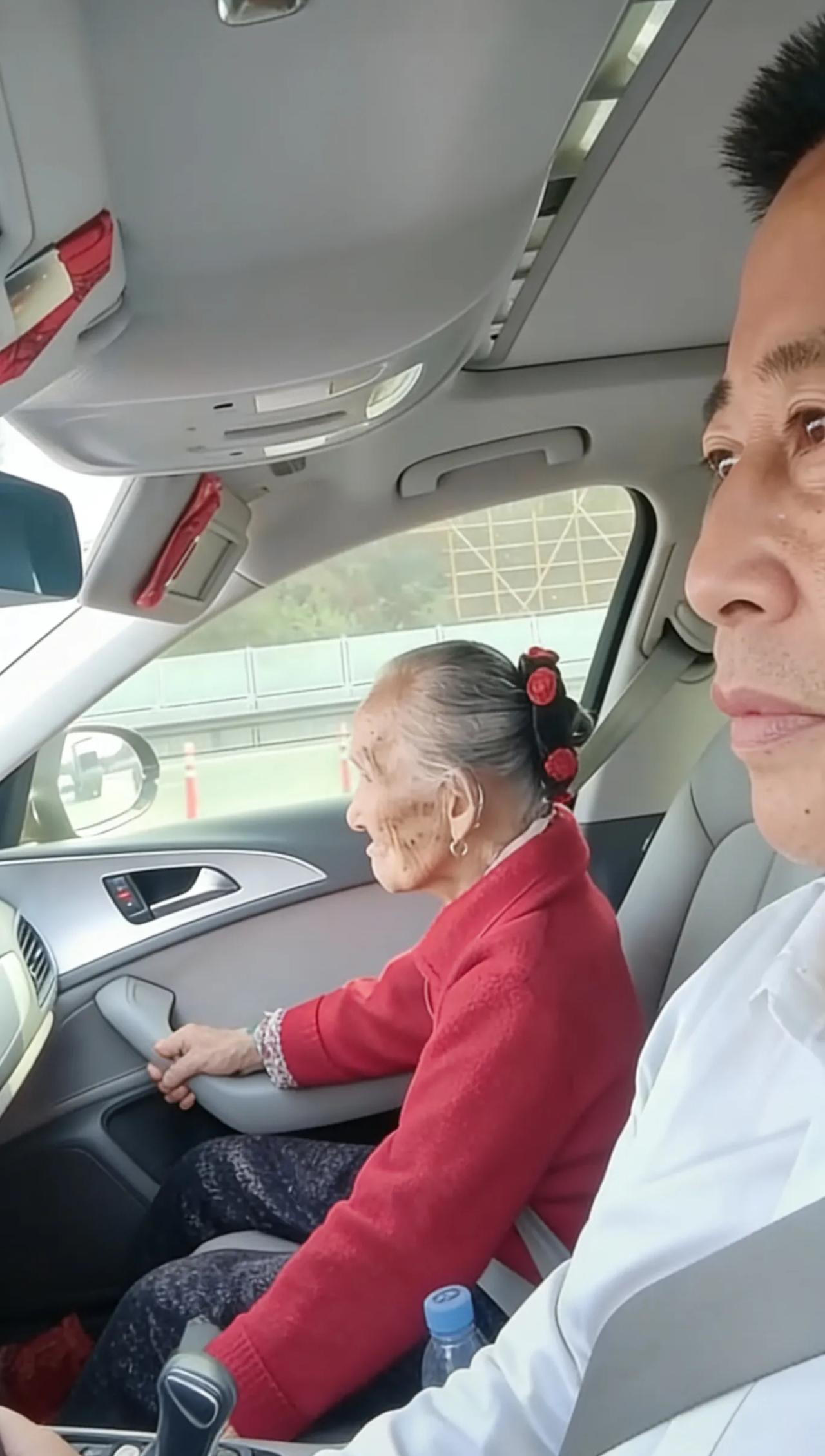 男子每天带103岁母亲上班，公司竟破例？真相颠覆认知早上6点半，浙江宁波的街