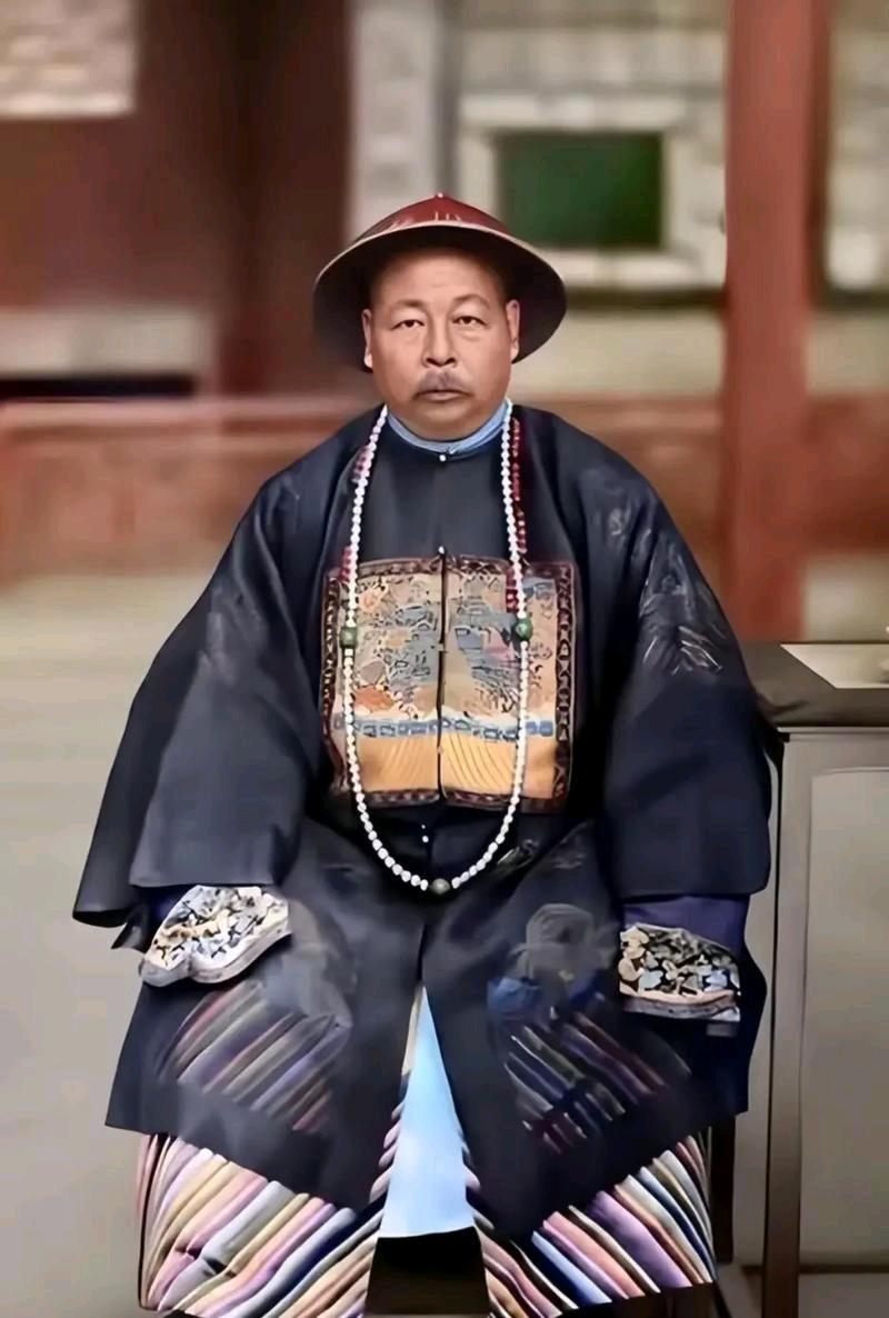 左宗棠在新疆，看见一个卖艺的姑娘，直接跟手下说：“把她许给我儿子。”这命令一下，