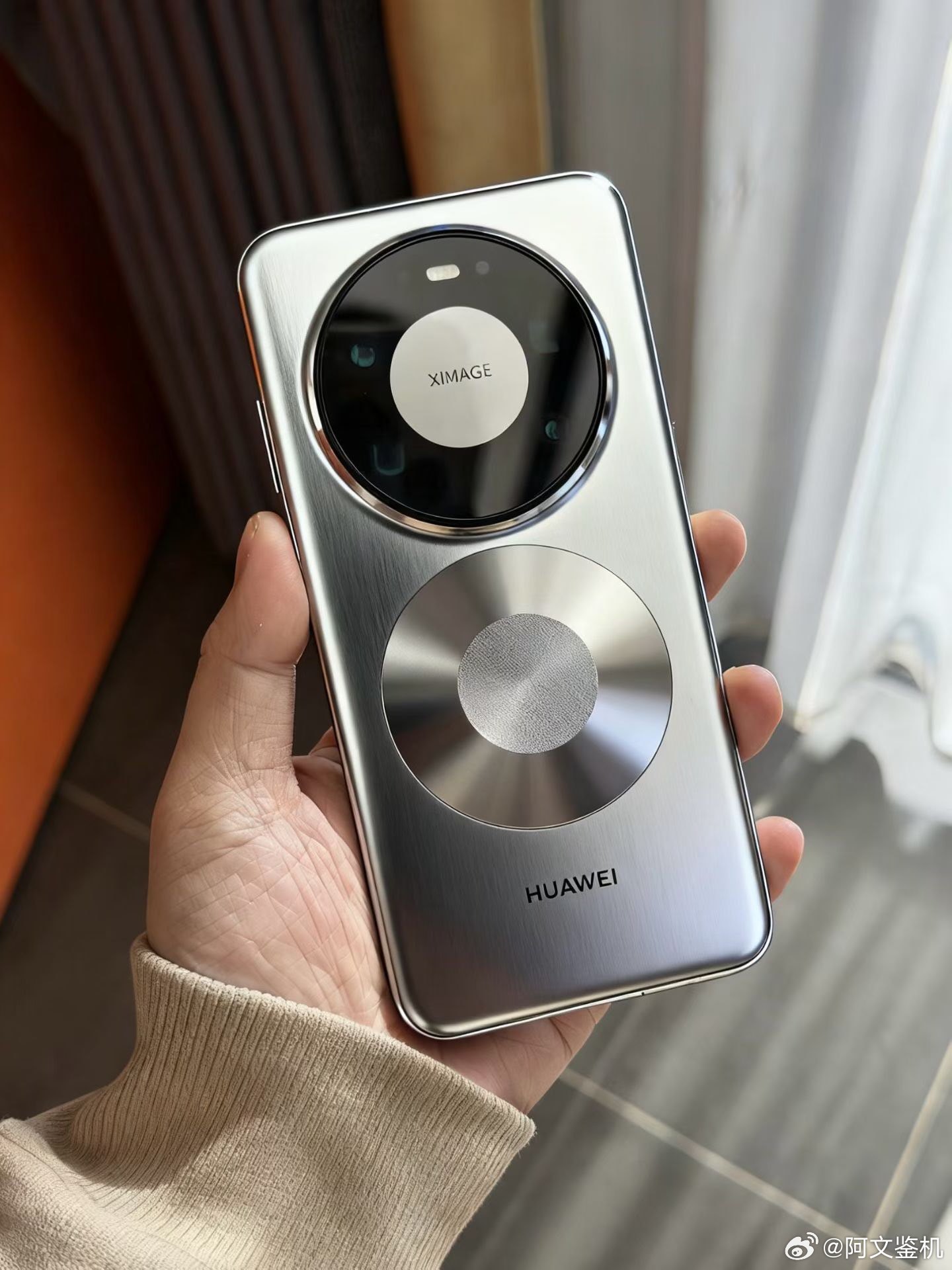 对华为Mate80Promax的双环表示理解，毕竟金属后壳会屏蔽无线充电需要