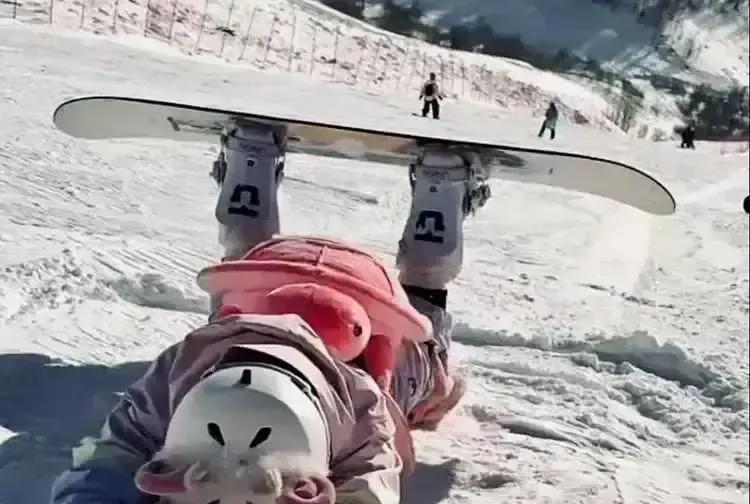 张家齐把贵州vlog甩上网，我刷到三连。苗寨酸汤鱼她吃得鼻尖冒汗，口罩拉到下巴