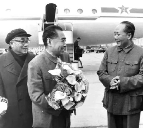 1964年11月14日，周总理访苏归来，极少出席迎来送往活动的毛主席，这次也亲往