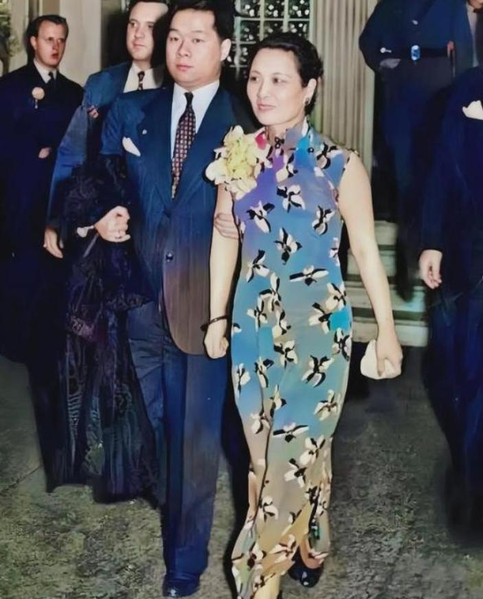 1992年，一生生性风流，飞扬跋扈的孔令侃在纽约公寓中去世，死吋身边空无一人，独