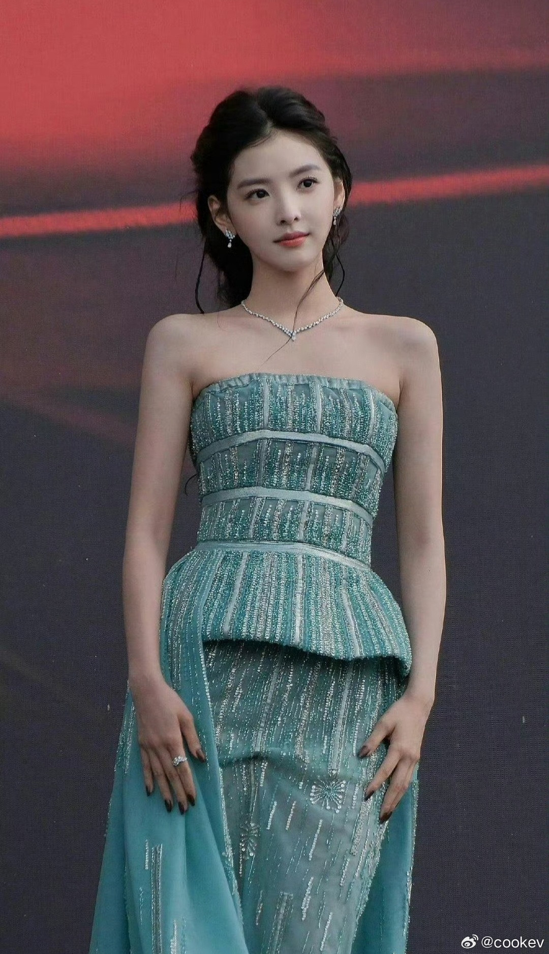 “章若楠完全是按照人类的视觉爽点在长的”