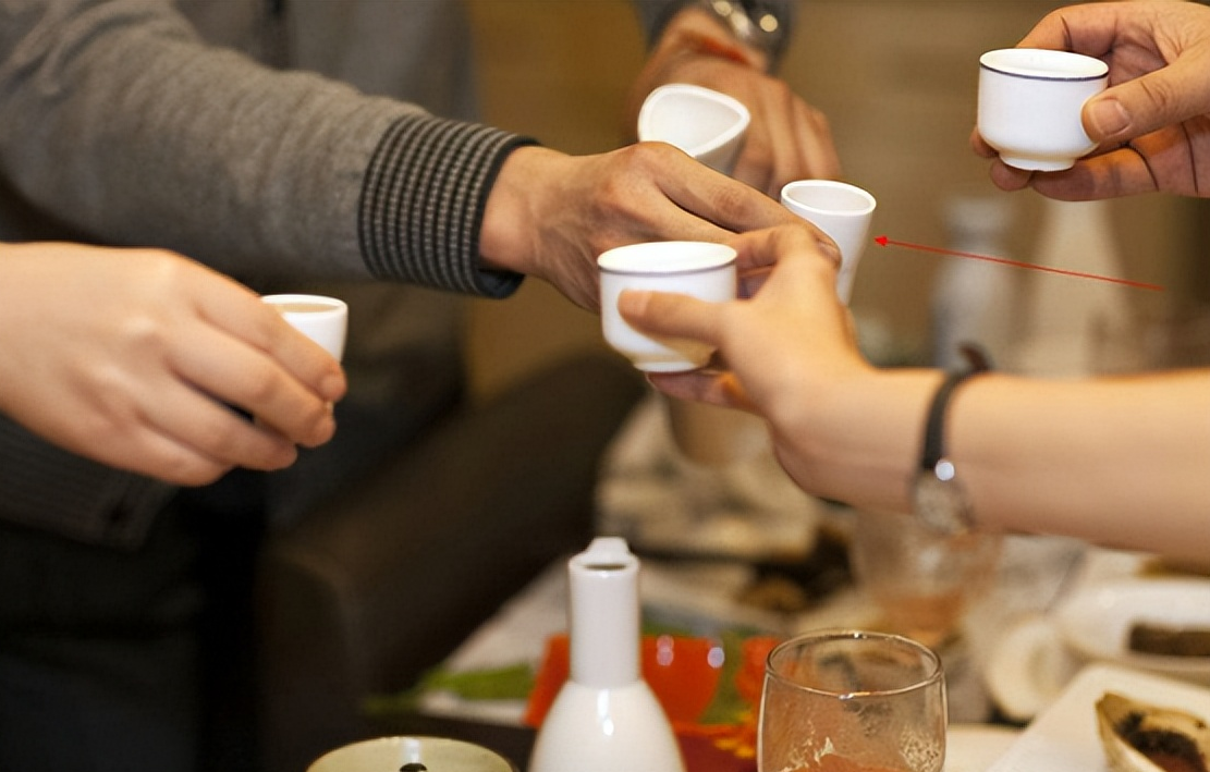 新的员工给副总敬酒，副总说：“你有什么资格敬我酒呢？”员工笑着说：“你赏脸，我不