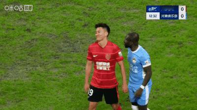 蓉城输球输人，甘超应该追罚！成都蓉城在争冠关键战中，1：2输球。本赛季再次输给