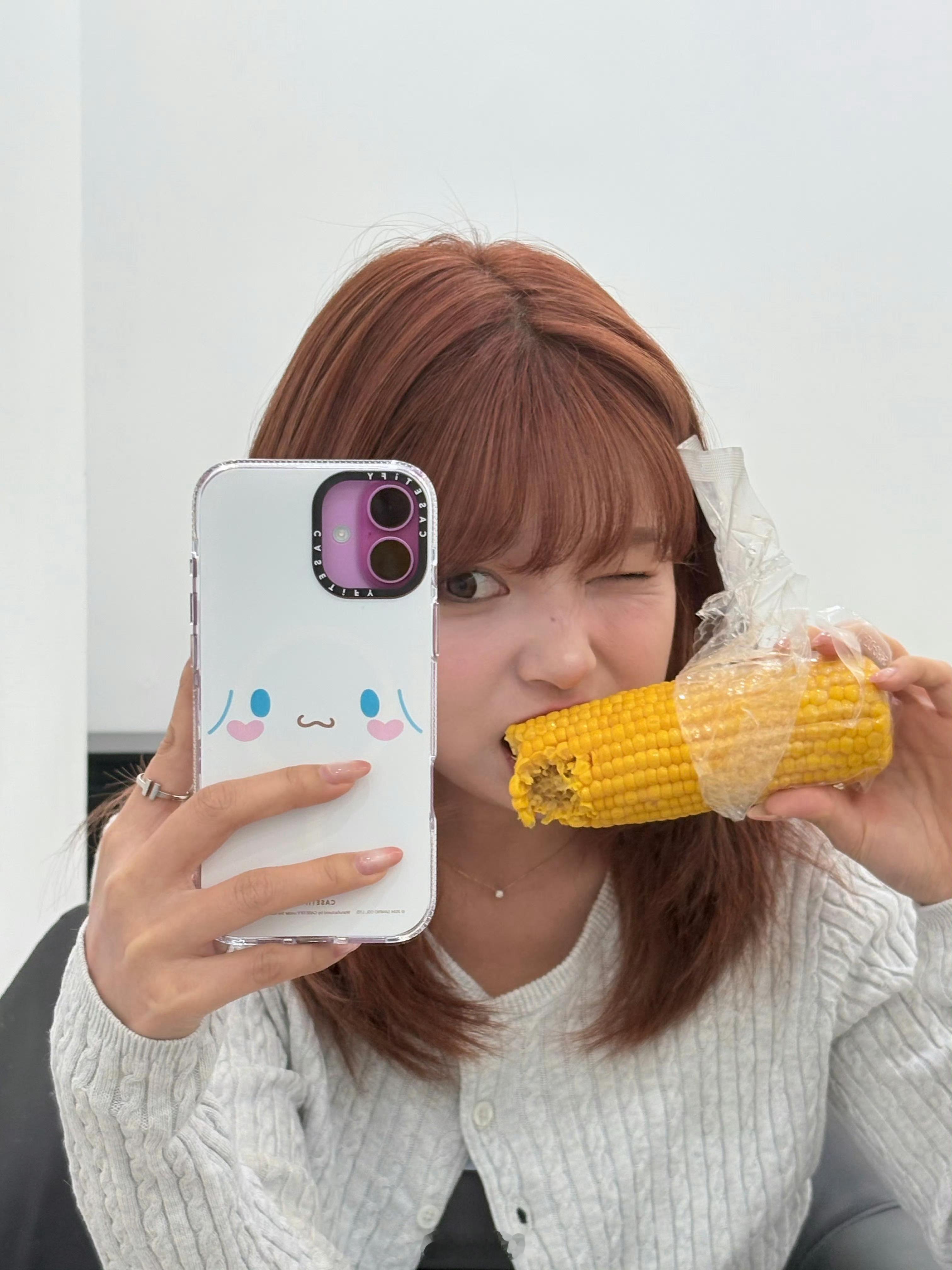 富人新标识：iPhone戴casetify手机壳。​​​
